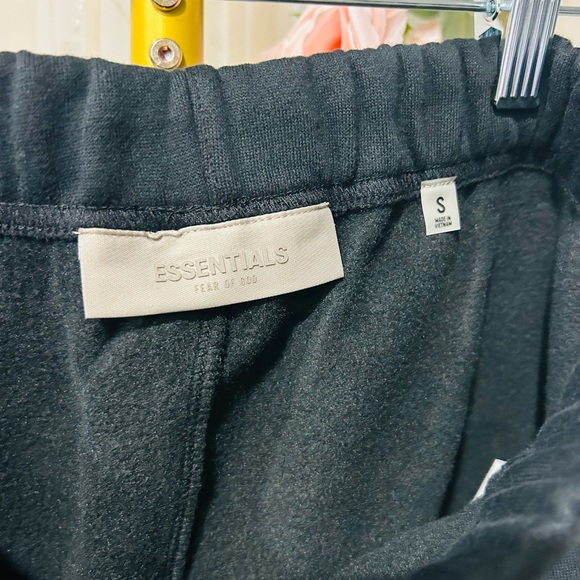 Fear of God Essentials Black Shorts - Picture 4 of 5